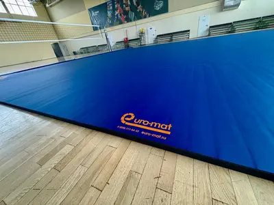 Крупный план синего ролл-мата с логотипом Euro-mat и брендингом регбийного клуба