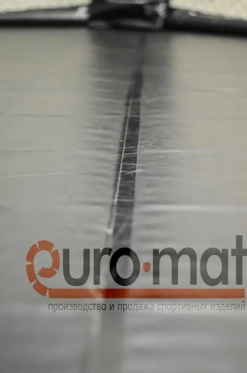 Стык чёрного винилового покрытия октагона крупным планом в клубе Северянин