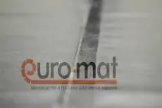 Стык серого винилового покрытия октагона крупным планом в клубе Северянин