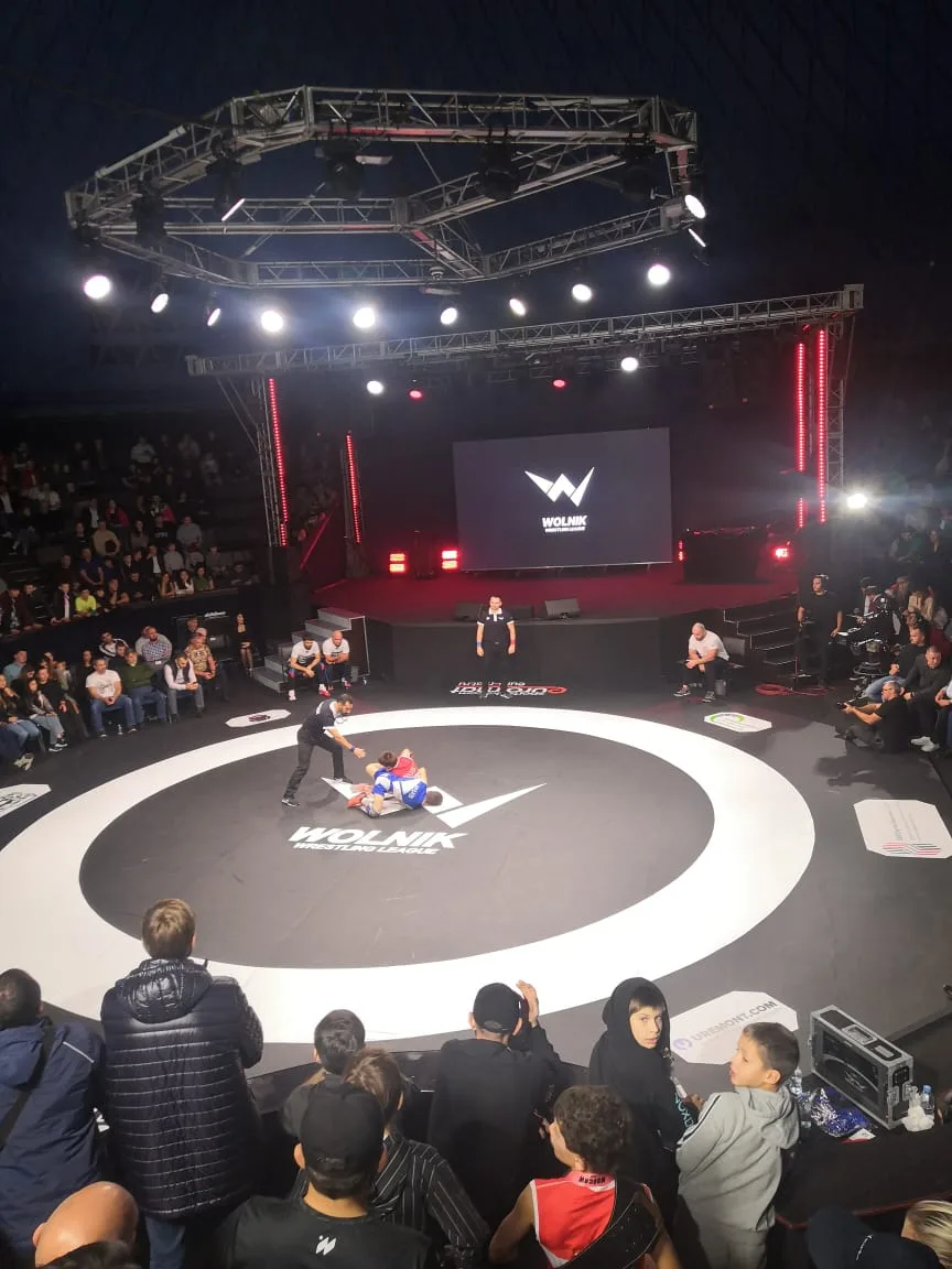 Спортсмены в процессе борьбы на ковре WOLNIK