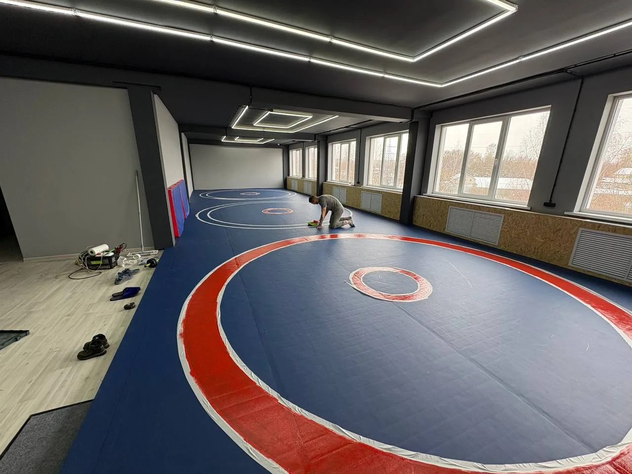 Укладка синих ролл-матов с тремя красными кругами борьбы в спортзале г. Ногинск