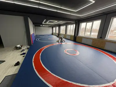 Укладка синих ролл-матов с тремя красными кругами борьбы в спортзале г. Ногинск