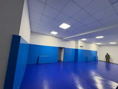 Вид на зал «Атом-Охрана» с синими стеновыми протекторами по всему периметру и синим полом