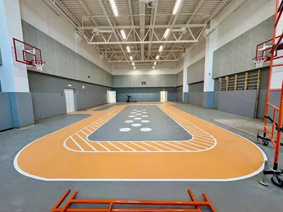Второй зал школы Северный с серыми протекторами и оранжево-серой беговой разметкой на полу