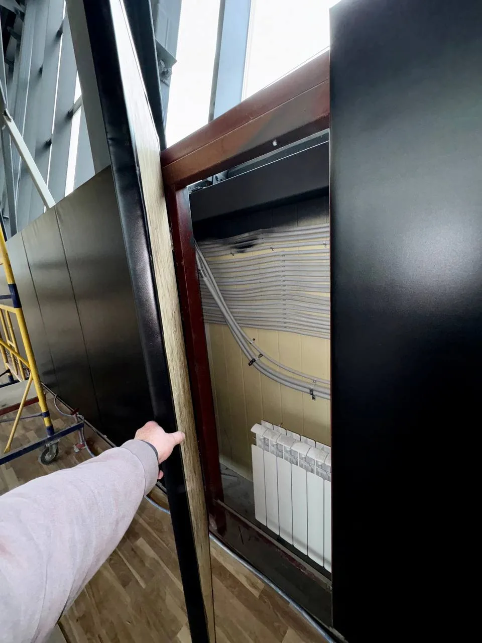 Открывающийся чёрный протектор для пульта, радиатор за защитой