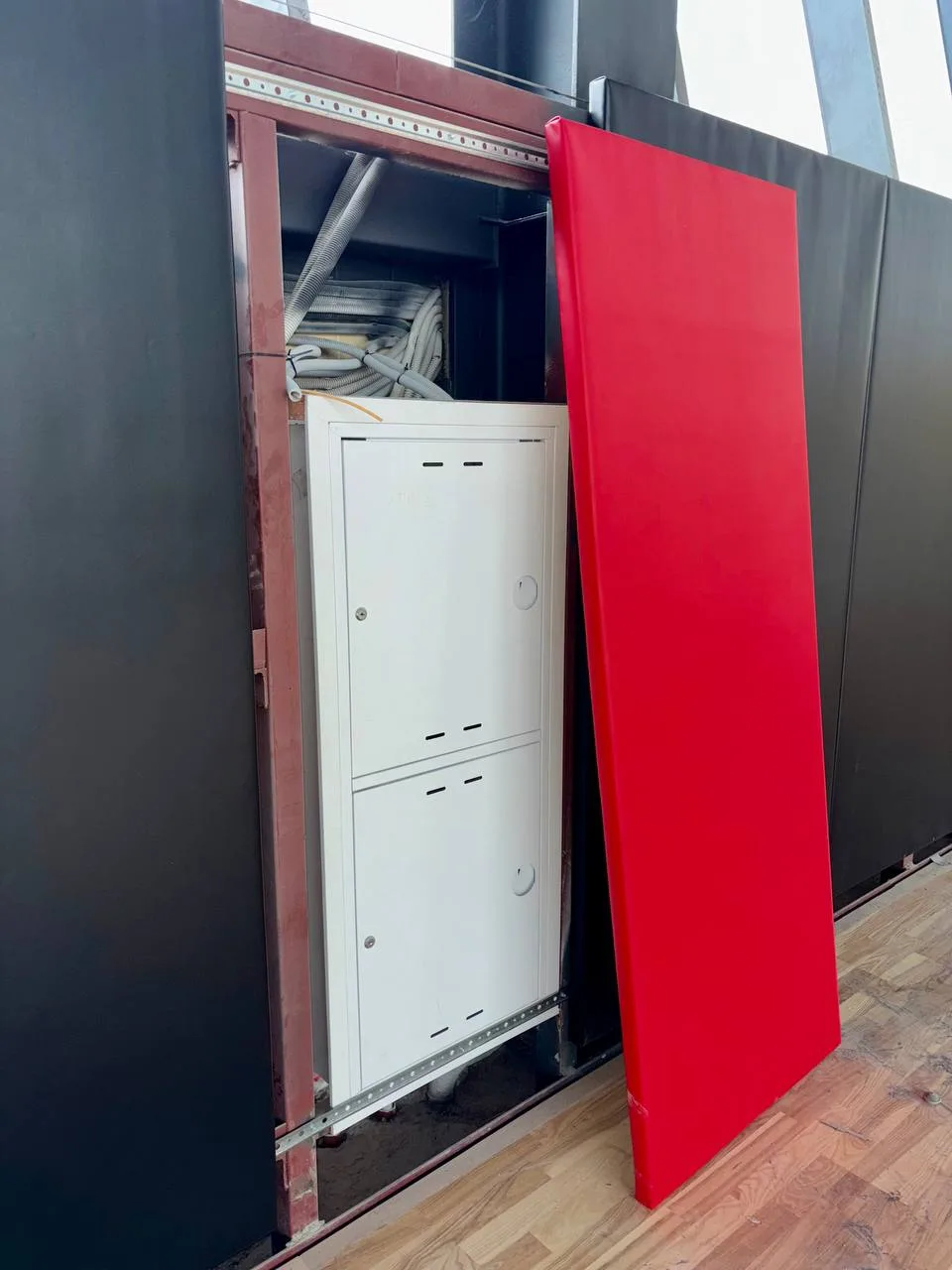 Красный открывающийся протектор для доступа к электрощитку