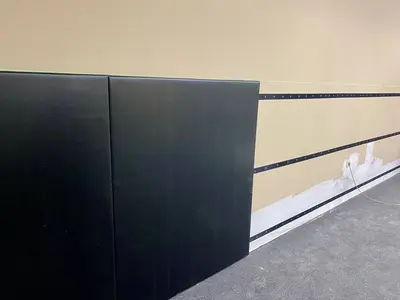 Монтаж чёрных стеновых протекторов на направляющих в тренажёрном зале ОМВД Кашира