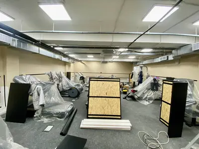 Общий вид тренажёрного зала ОМВД с чёрными протекторами и укрытым оборудованием