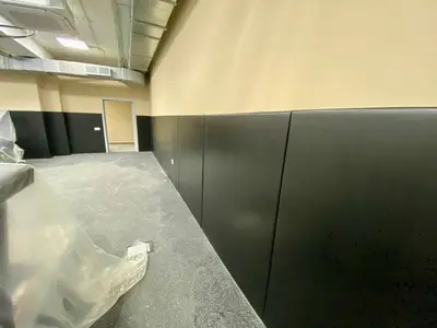 Стеновые протекторы у двери тренажёрного зала ОМВД, вид сбоку