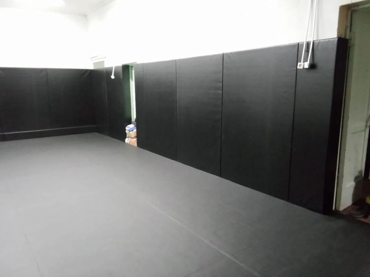 Черные стеновые протекторы и черный ролл-мат в зале единоборств ДШИ им. Неклюдова в Сенгилее