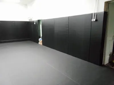 Черные стеновые протекторы и черный ролл-мат в зале единоборств ДШИ им. Неклюдова в Сенгилее