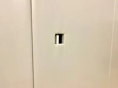 Крупный план серого протектора с аккуратным вырезом под электроточку в школьном спортзале