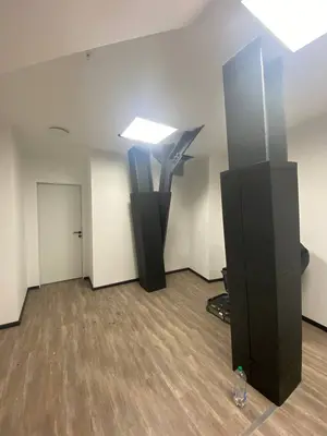 Черные протекторы на разветвленных металлических колоннах в спортивном комплексе г. Сочи