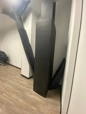 Крупный план черного протектора на разветвленной металлической колонне в спорткомплексе Сочи