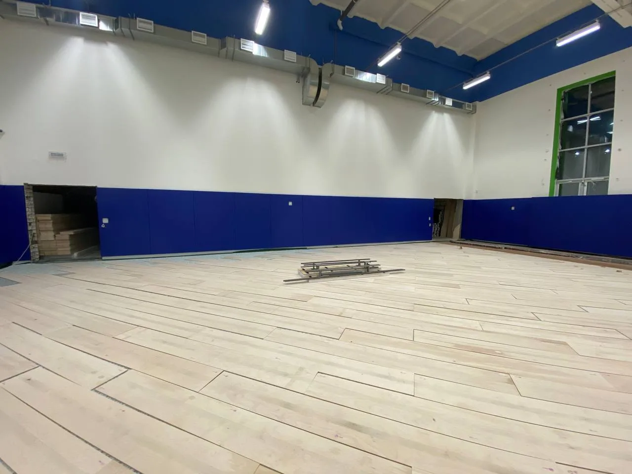 Деталь синего стенового протектора с видимой фактурой ПВХ-покрытия