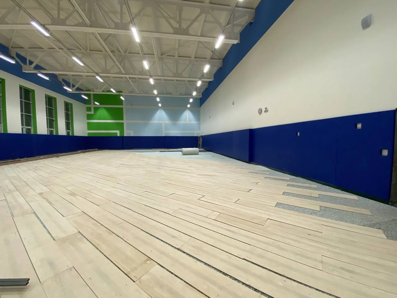 Установка стеновых протекторов на алюминиевые направляющие во время монтажа