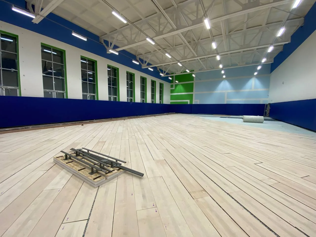 Готовый спортзал с полностью установленными синими стеновыми протекторами по периметру