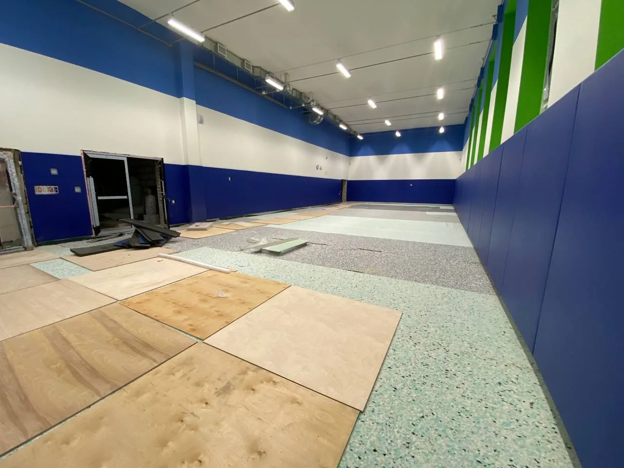 Панорама спортивного зала центра Созвездие с синими стеновыми протекторами