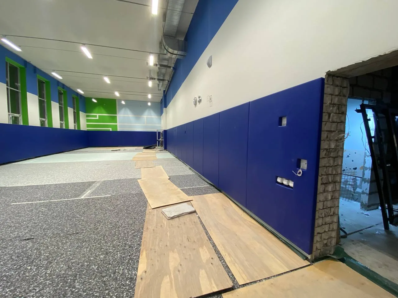 Фирменный синий цвет RAL 5011 стеновых протекторов, гармонирующий с интерьером зала