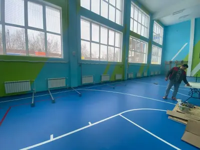 Монтаж металлического каркаса для протекторов в спортзале Созвездие, радиаторы на стене