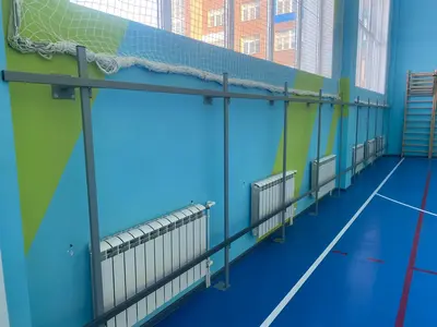 Металлический каркас для протекторов вдоль стены с радиаторами в спортзале Созвездие