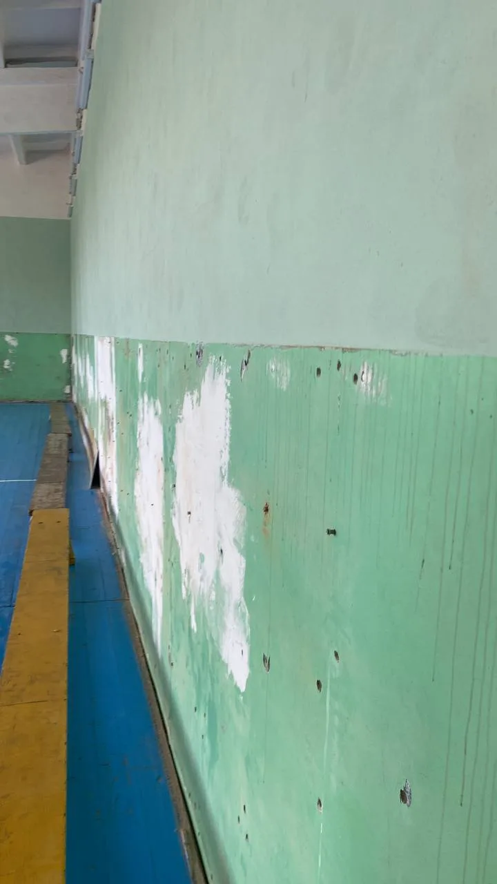 Вертикальный вид установленных ПВХ-протекторов на стене спортзала СК Торпедо