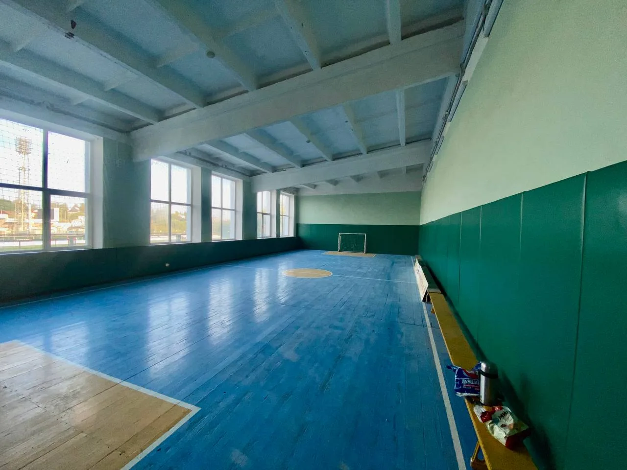 Аккуратное угловое соединение двух панелей протекторов в спортзале