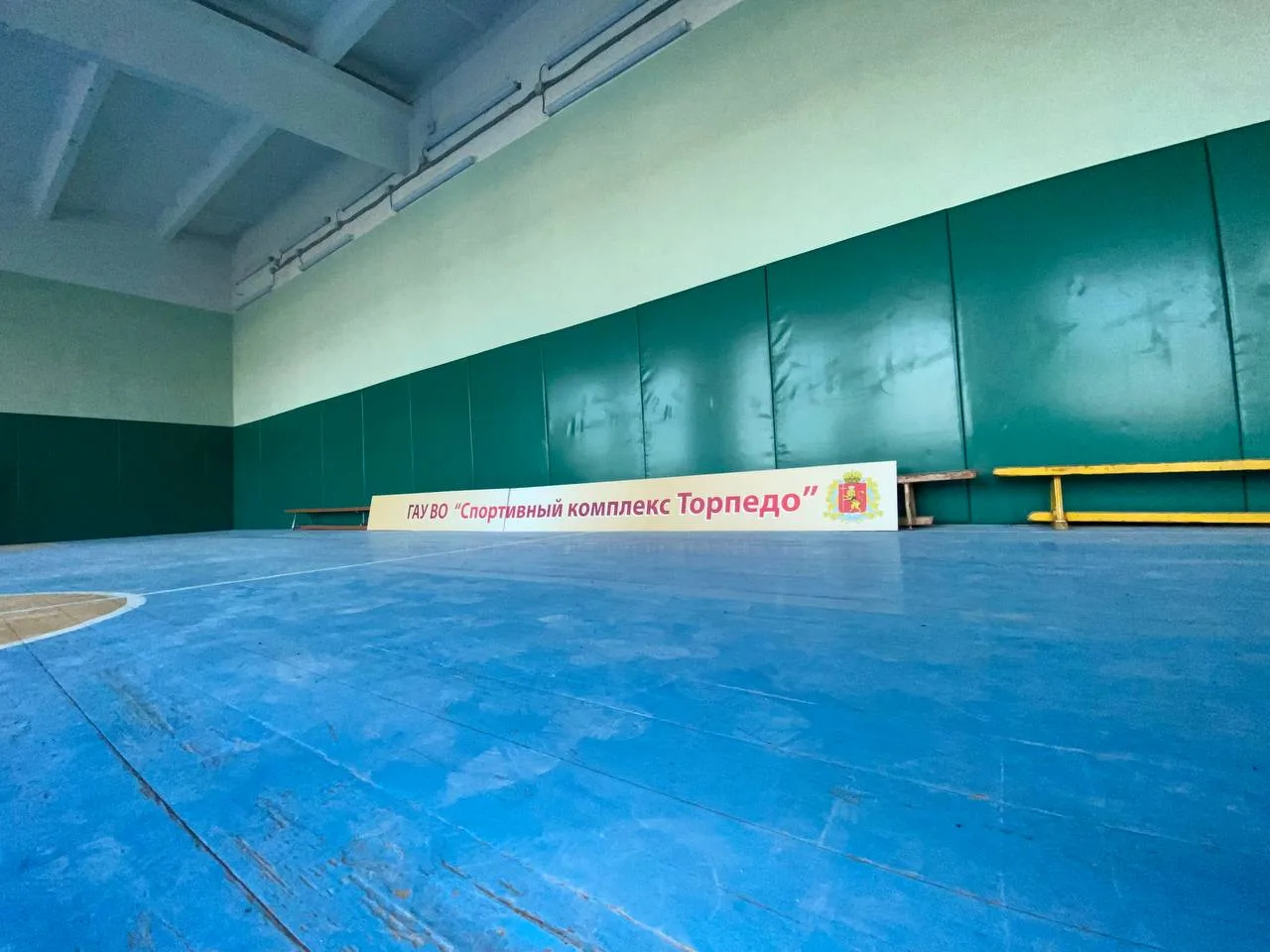 Детальный крупный план поверхности ПВХ-панелей, демонстрирующий качество исполнения