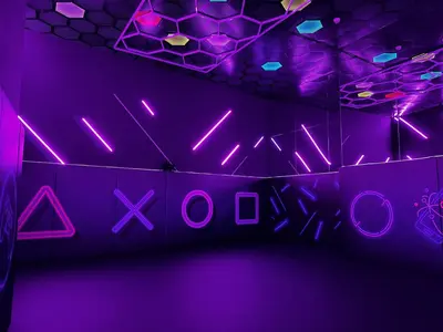 Игровая VR-зона с неоновой подсветкой, стеновые протекторы и ролл-мат на полу в Ялте