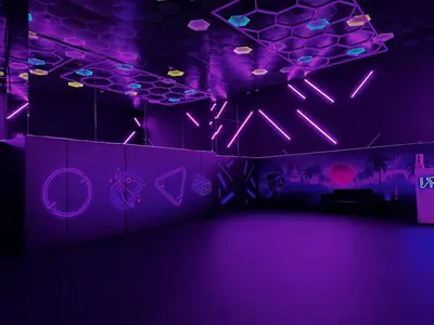 VR-зона с фиолетовой подсветкой, стеновые протекторы и напольное покрытие ролл-мат