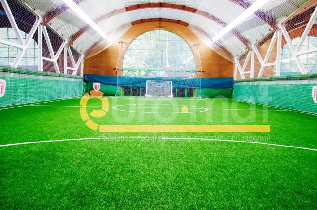 Зелёные стеновые протекторы в крытом футбольном манеже Академии Жуковка