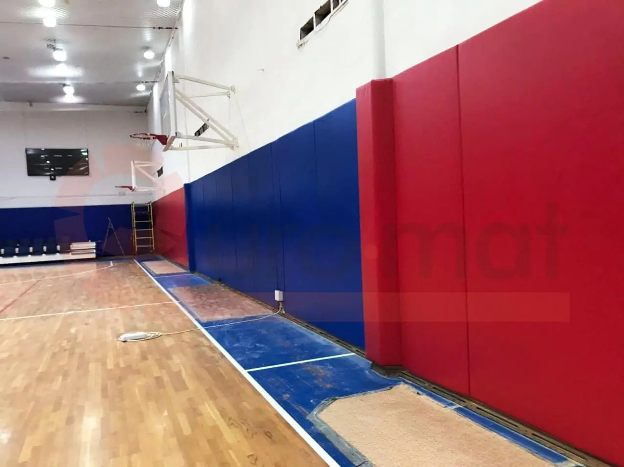 Монтаж синих и красных стеновых протекторов вдоль стены баскетбольного зала ЦСКА Москва