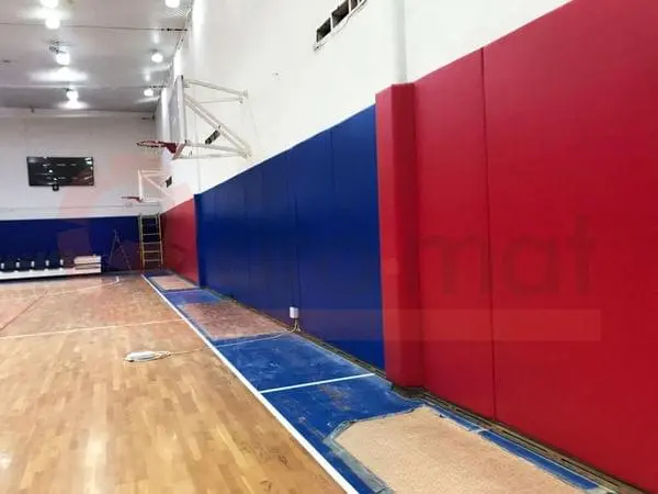 Монтаж синих и красных стеновых протекторов вдоль стены баскетбольного зала ЦСКА Москва