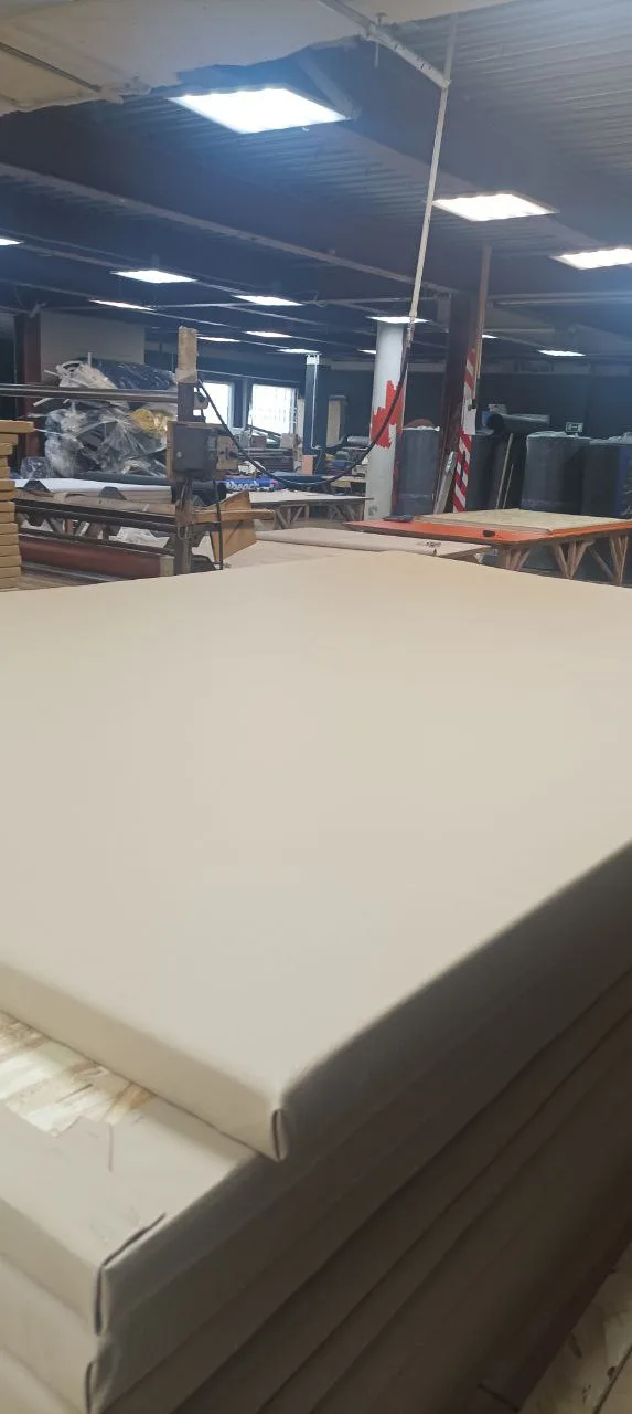 Монтаж черных стеновых протекторов на стену спортивного зала, вертикальная ориентация