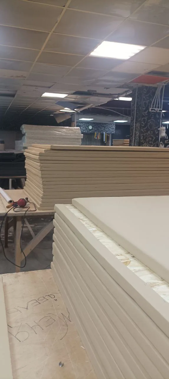 Монтажники устанавливают стеновые протекторы на стену, видны инструменты и крепежи