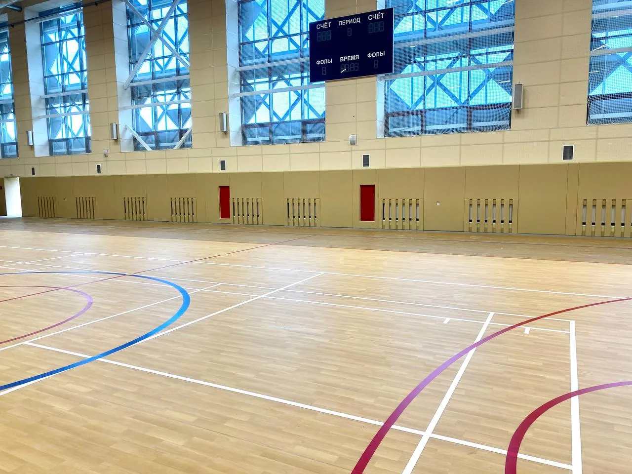 Спортивный зал центра адаптивных видов спорта «Вершина» с установленными черными стеновыми протекторами