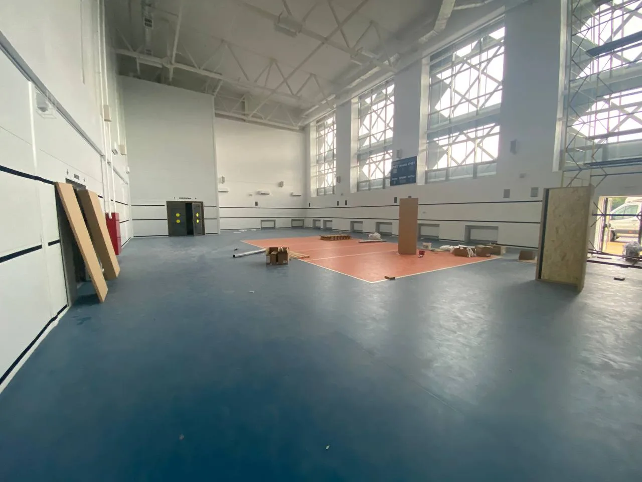 Завершённый спортивный зал центра «Вершина» с установленными черными стеновыми протекторами по всему периметру