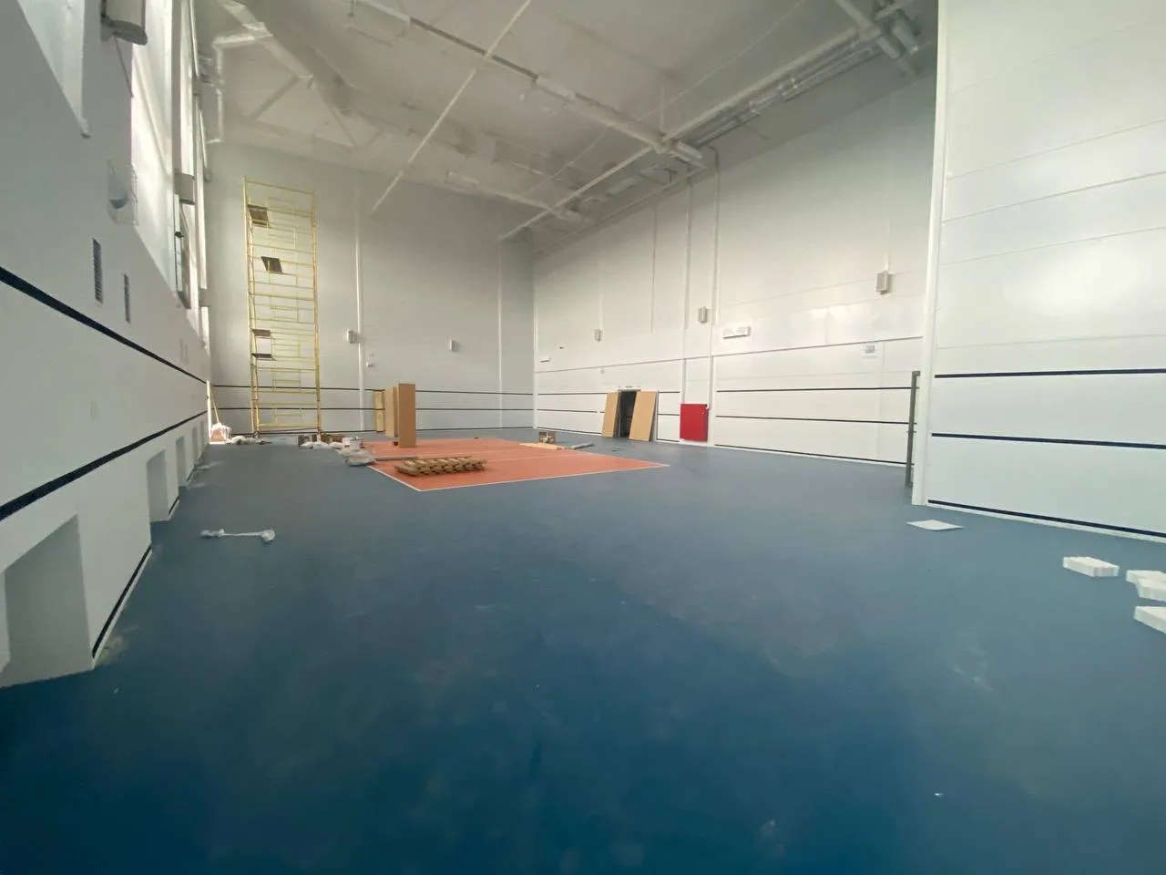 Готовый спортивный зал центра «Вершина» с установленными черными стеновыми протекторами по периметру