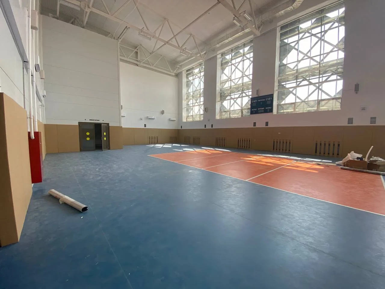 Панорамный вид спортивного зала с установленными стеновыми протекторами по всей длине