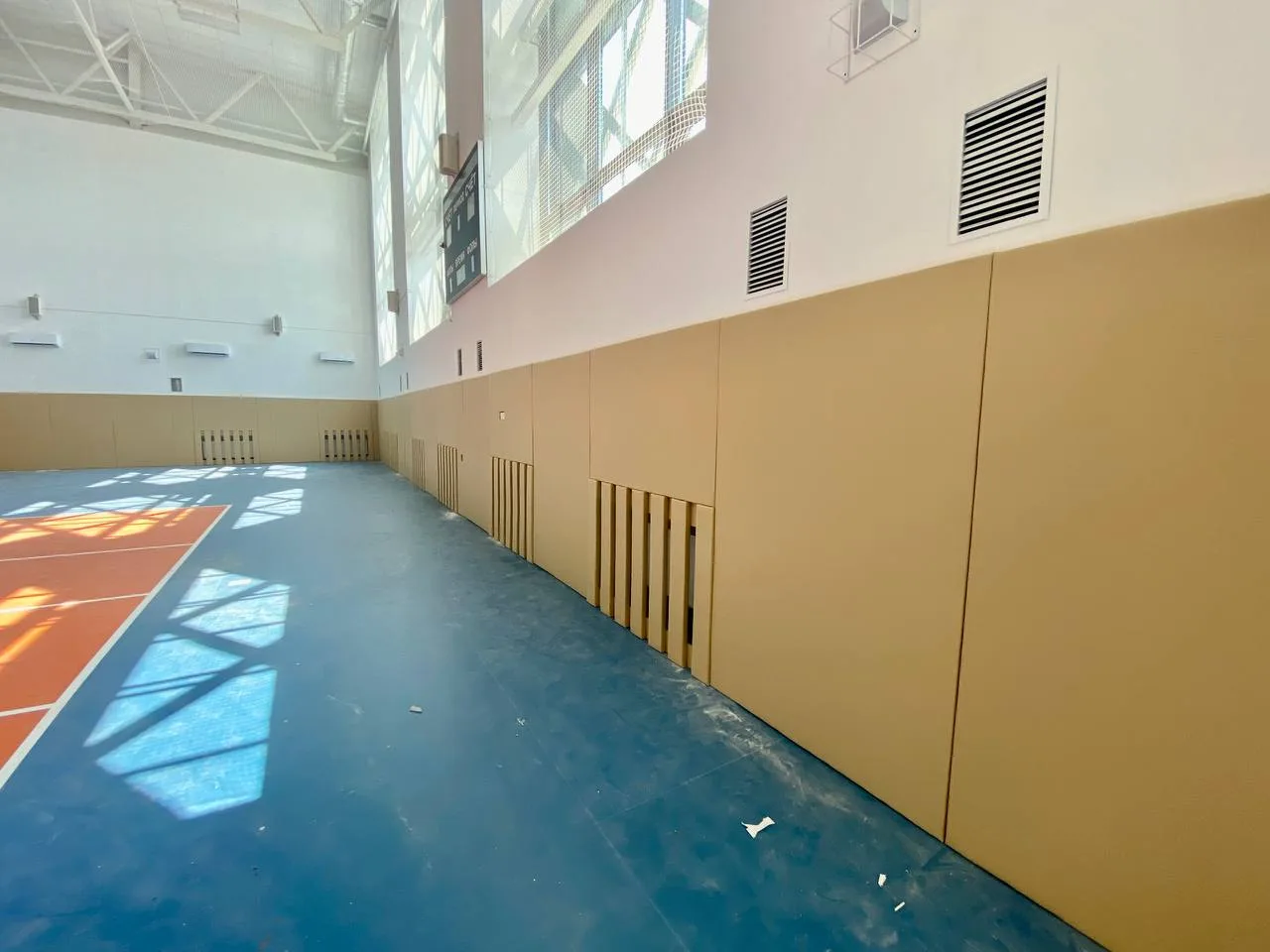 Полный вид готового спортивного зала с установленной защитой из стеновых протекторов