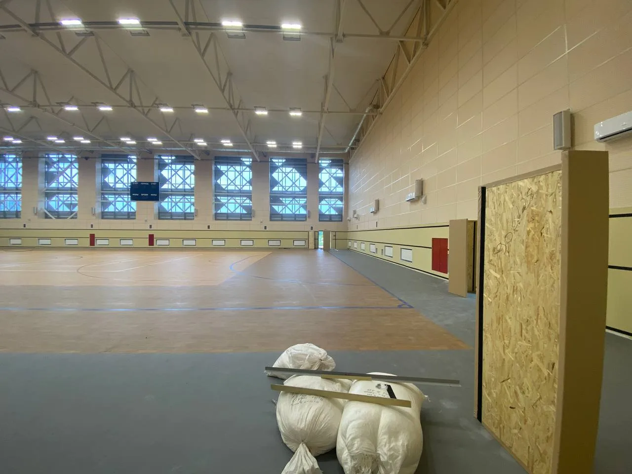 Спортивный зал «Вершина» с черными стеновыми протекторами и ОСП-панелями после монтажа