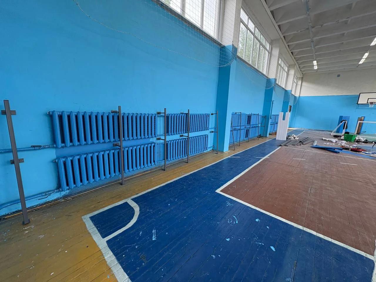 Спортзал колледжа Подмосковье до монтажа протекторов — синие стены, открытые радиаторы отопления
