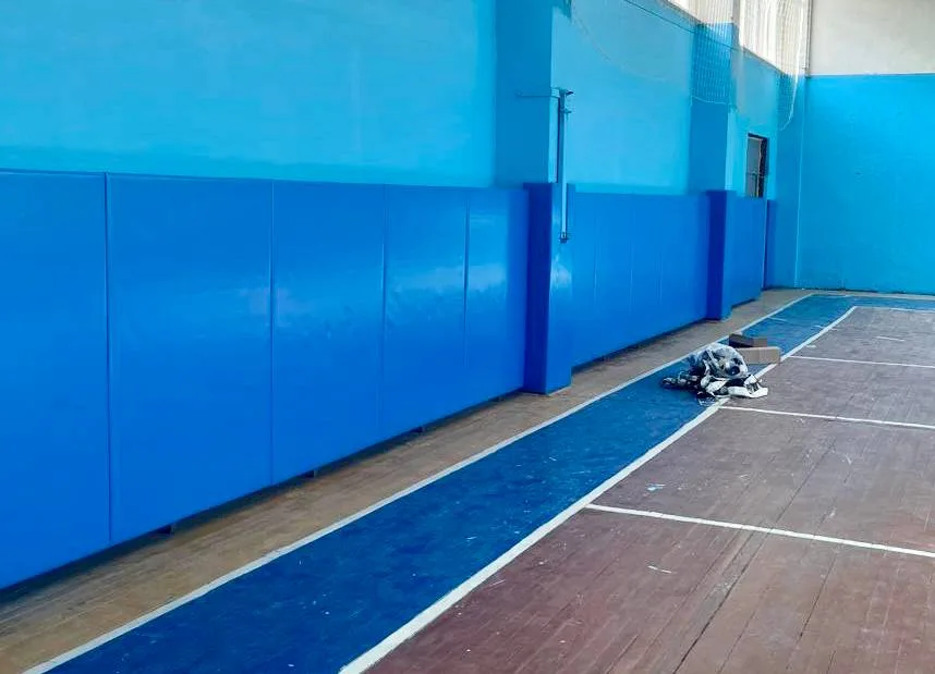 Защищённые синими протекторами стены спортзала колледжа Подмосковье