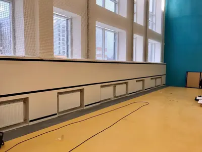 Подготовка стен к монтажу протекторов — полосы велькро на стенах, окна с защитными сетками, радиаторы