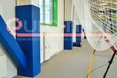Синие стеновые протекторы на стенах и колоннах в спортивном зале