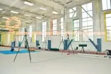 Синие протекторы на колоннах в большом спортзале с оборудованием