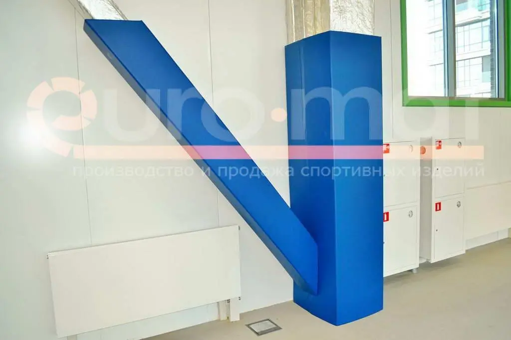 Синие протекторы на колонне и диагональной балке в спортивном зале
