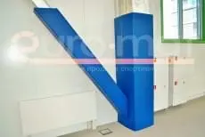 Синие протекторы на колонне и диагональной балке в спортивном зале