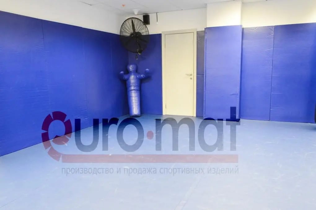 Синие стеновые протекторы с борцовским манекеном в зале FIT'N'FIGHT
