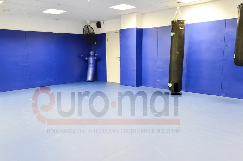Стеновые протекторы синие с грушей и манекеном в клубе FIT'N'FIGHT